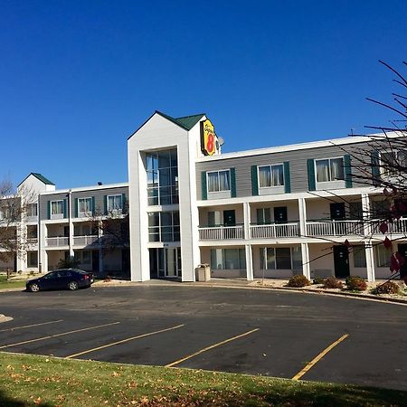 Super 8 By Wyndham Madison East Hotel Bagian luar foto