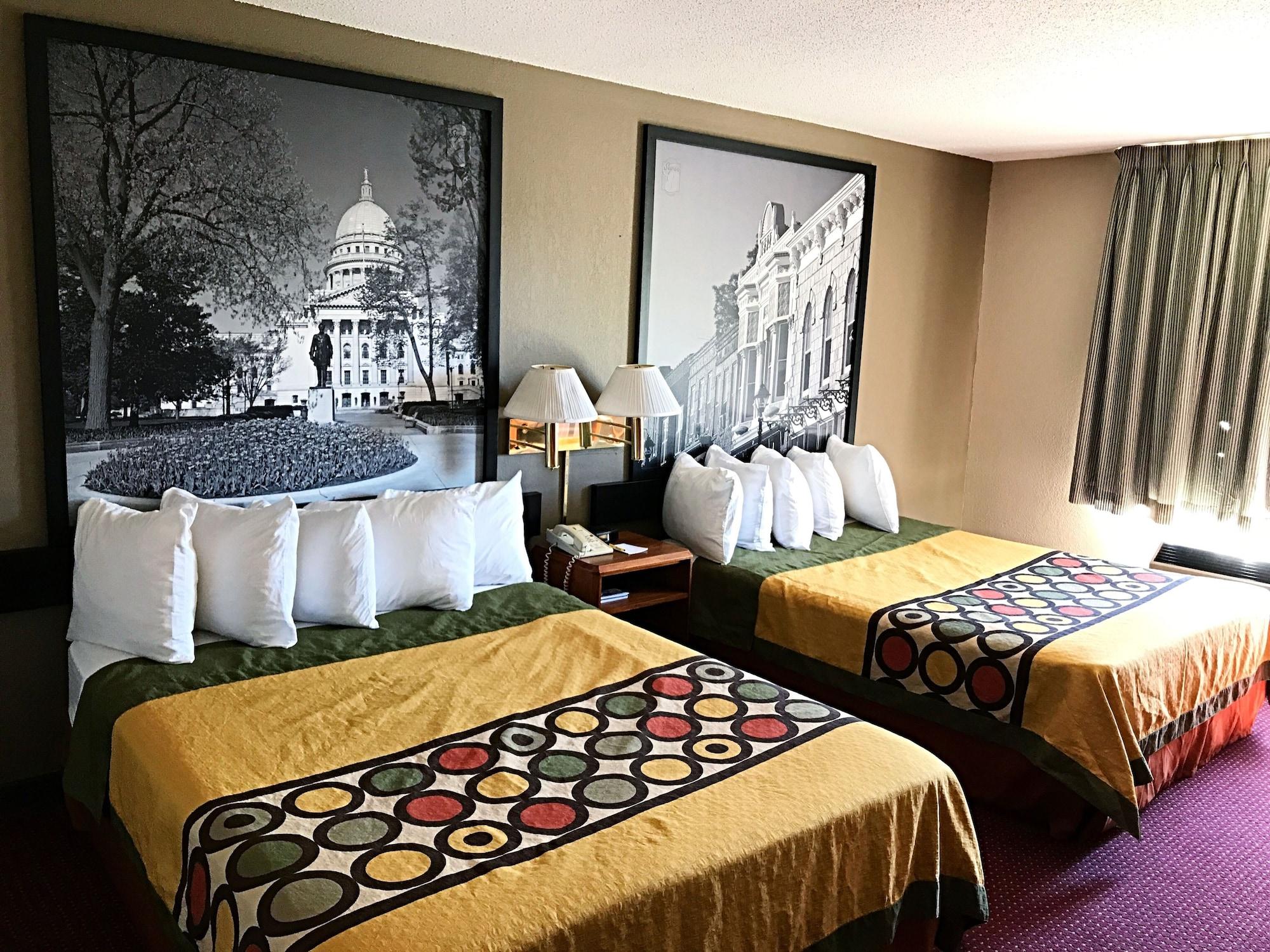 Super 8 By Wyndham Madison East Hotel Bagian luar foto