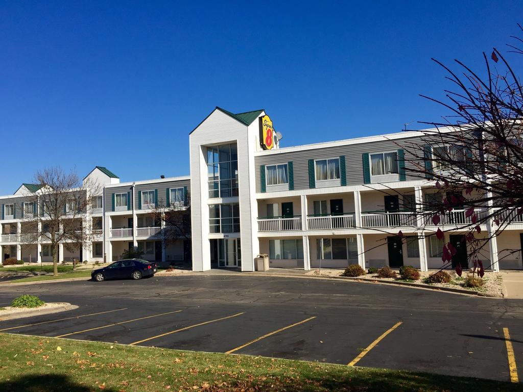 Super 8 By Wyndham Madison East Hotel Bagian luar foto