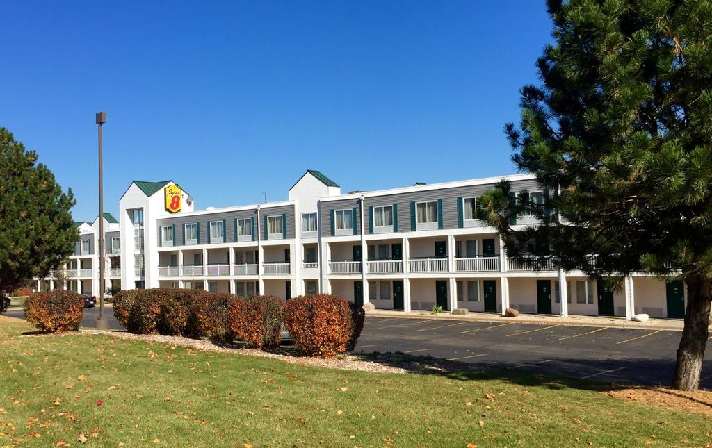 Super 8 By Wyndham Madison East Hotel Bagian luar foto