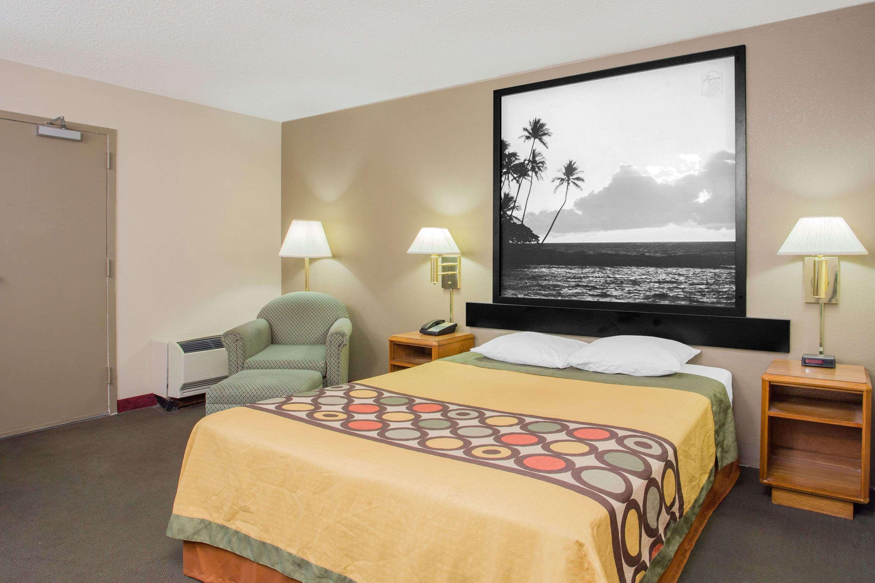 Super 8 By Wyndham Madison East Hotel Bagian luar foto