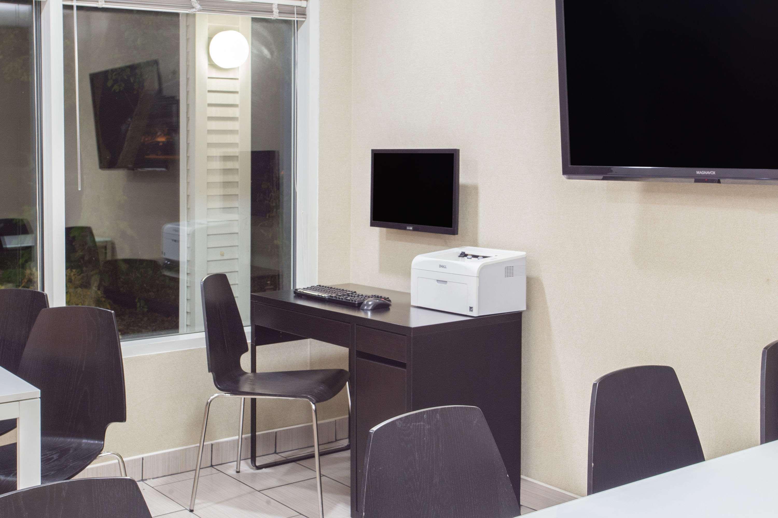 Super 8 By Wyndham Madison East Hotel Bagian luar foto