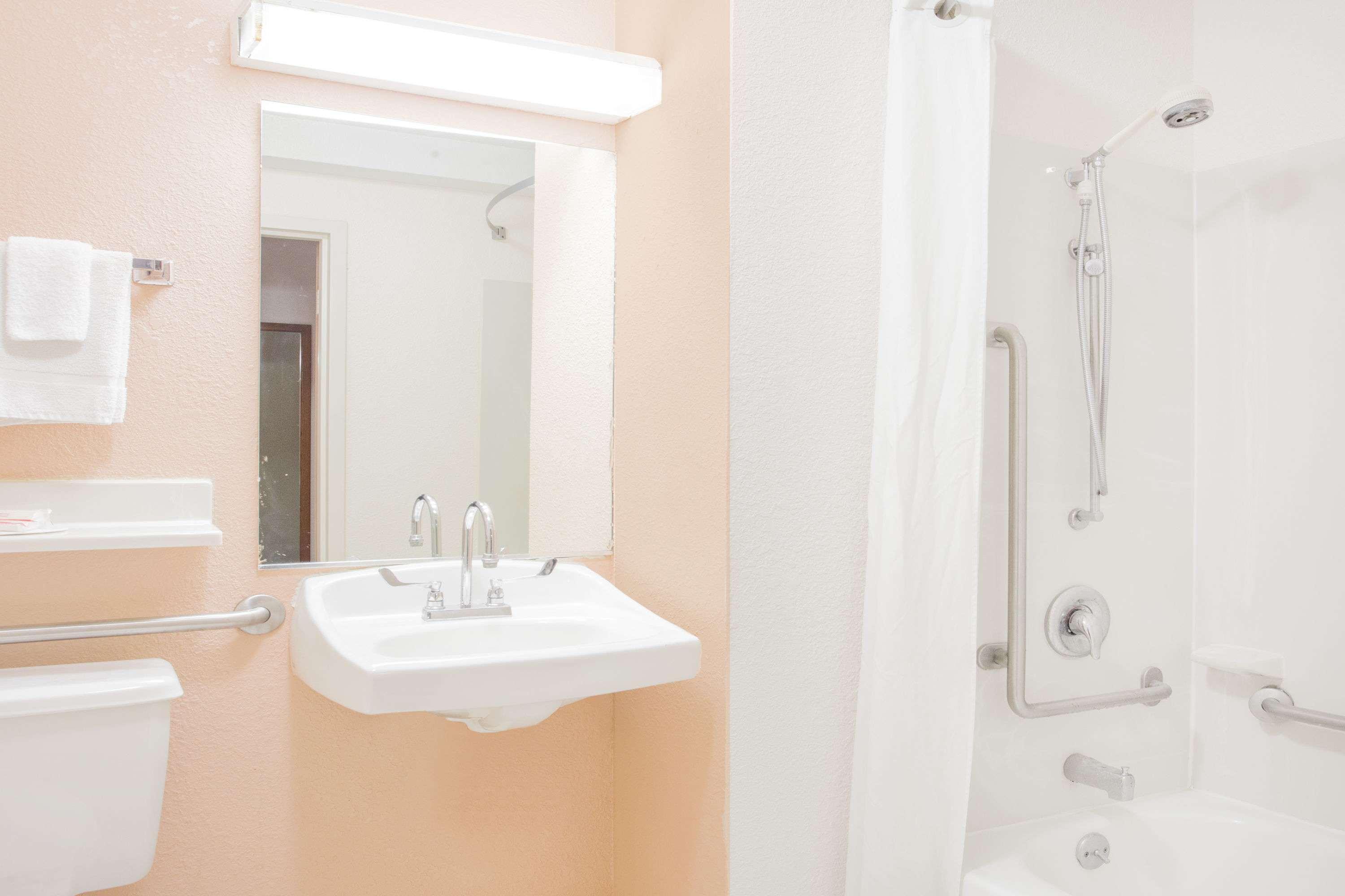 Super 8 By Wyndham Madison East Hotel Bagian luar foto