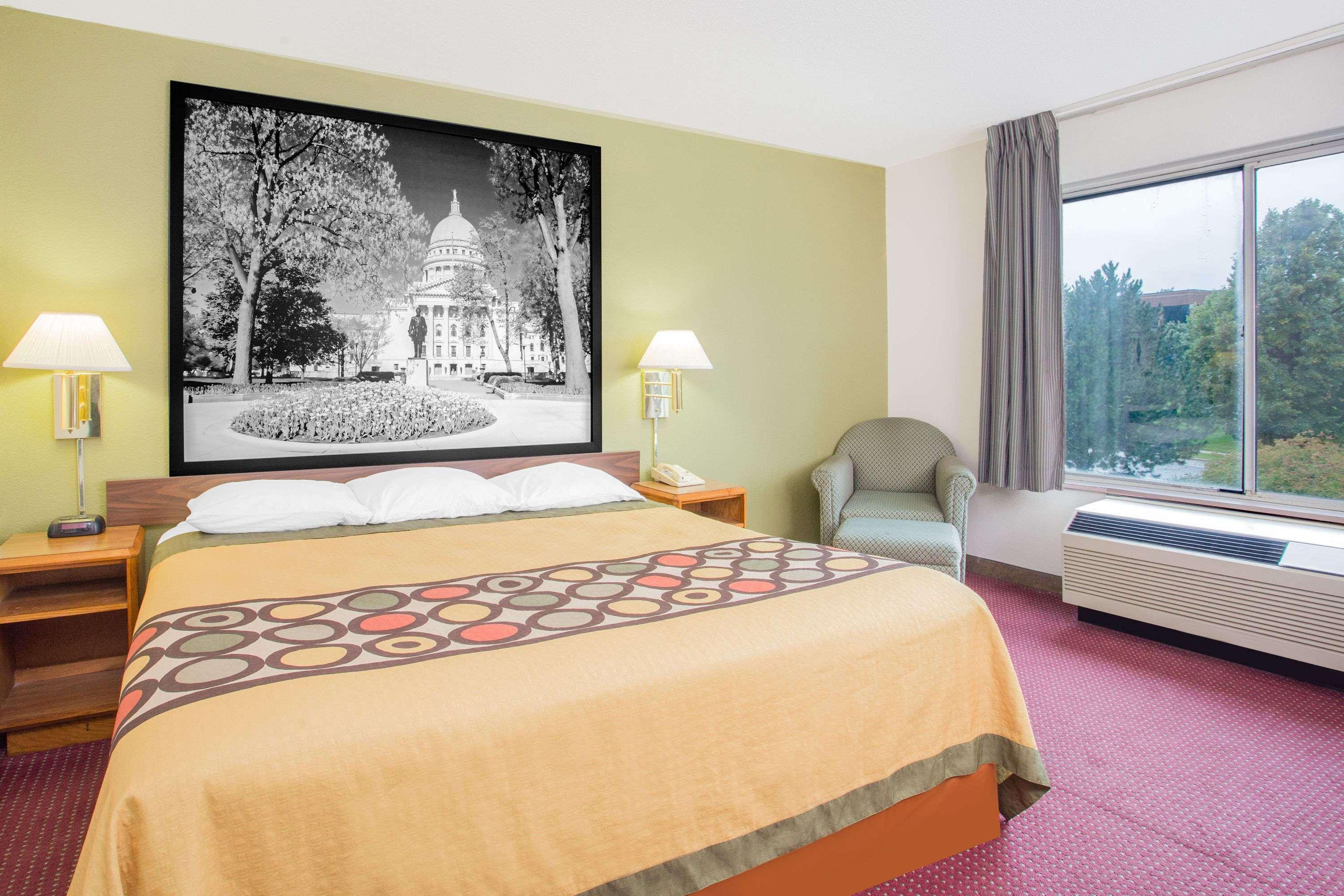 Super 8 By Wyndham Madison East Hotel Bagian luar foto