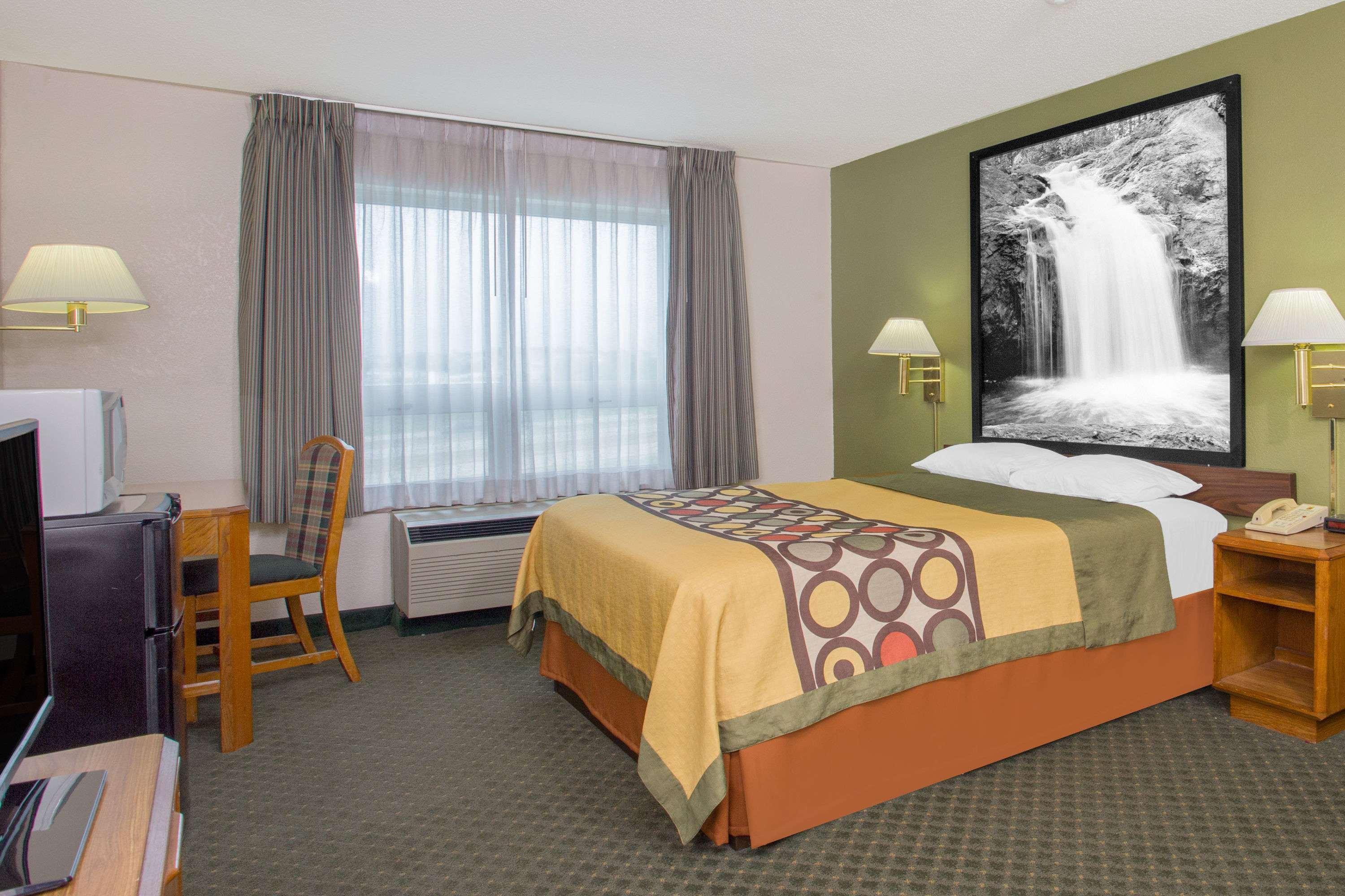 Super 8 By Wyndham Madison East Hotel Bagian luar foto
