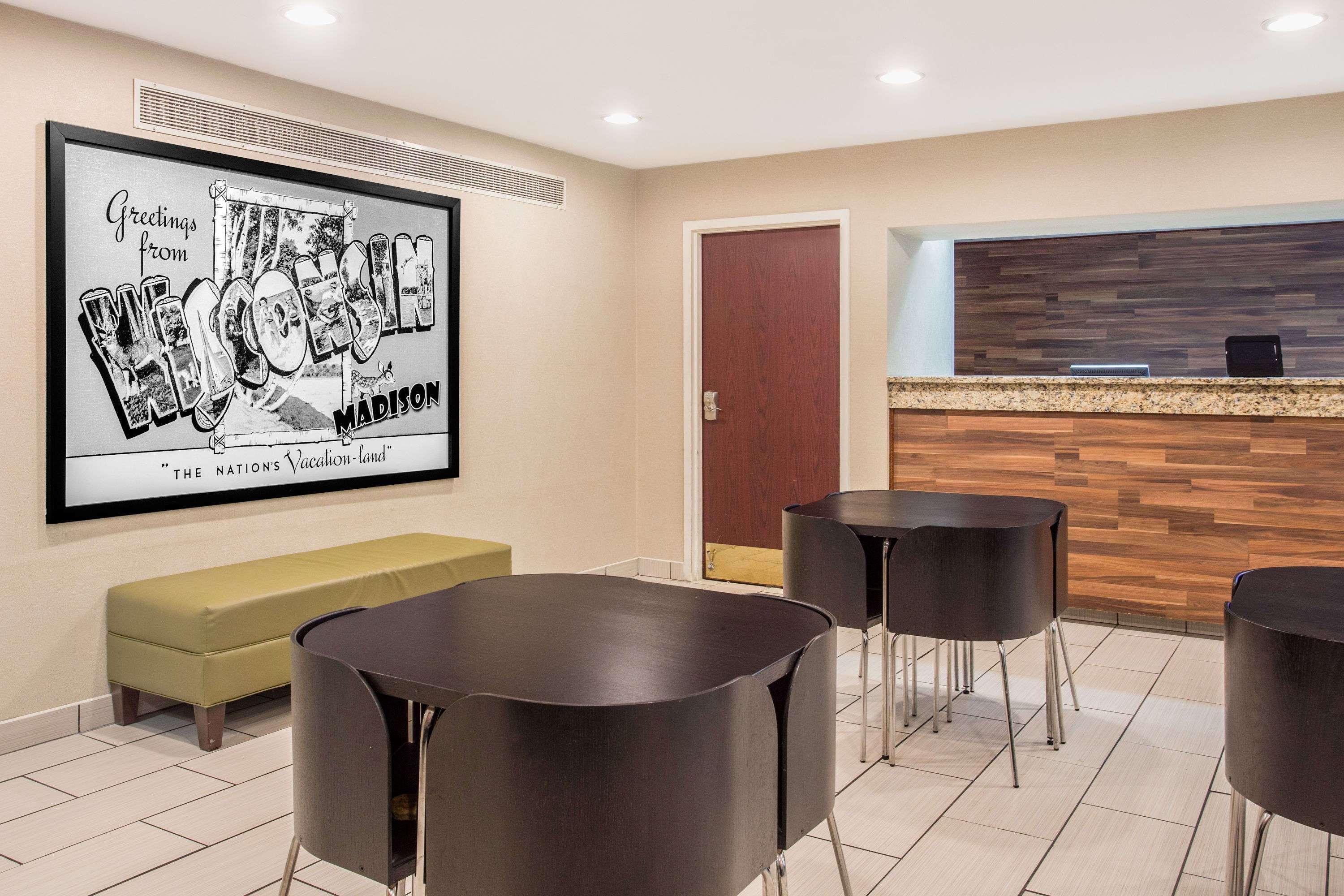 Super 8 By Wyndham Madison East Hotel Bagian luar foto