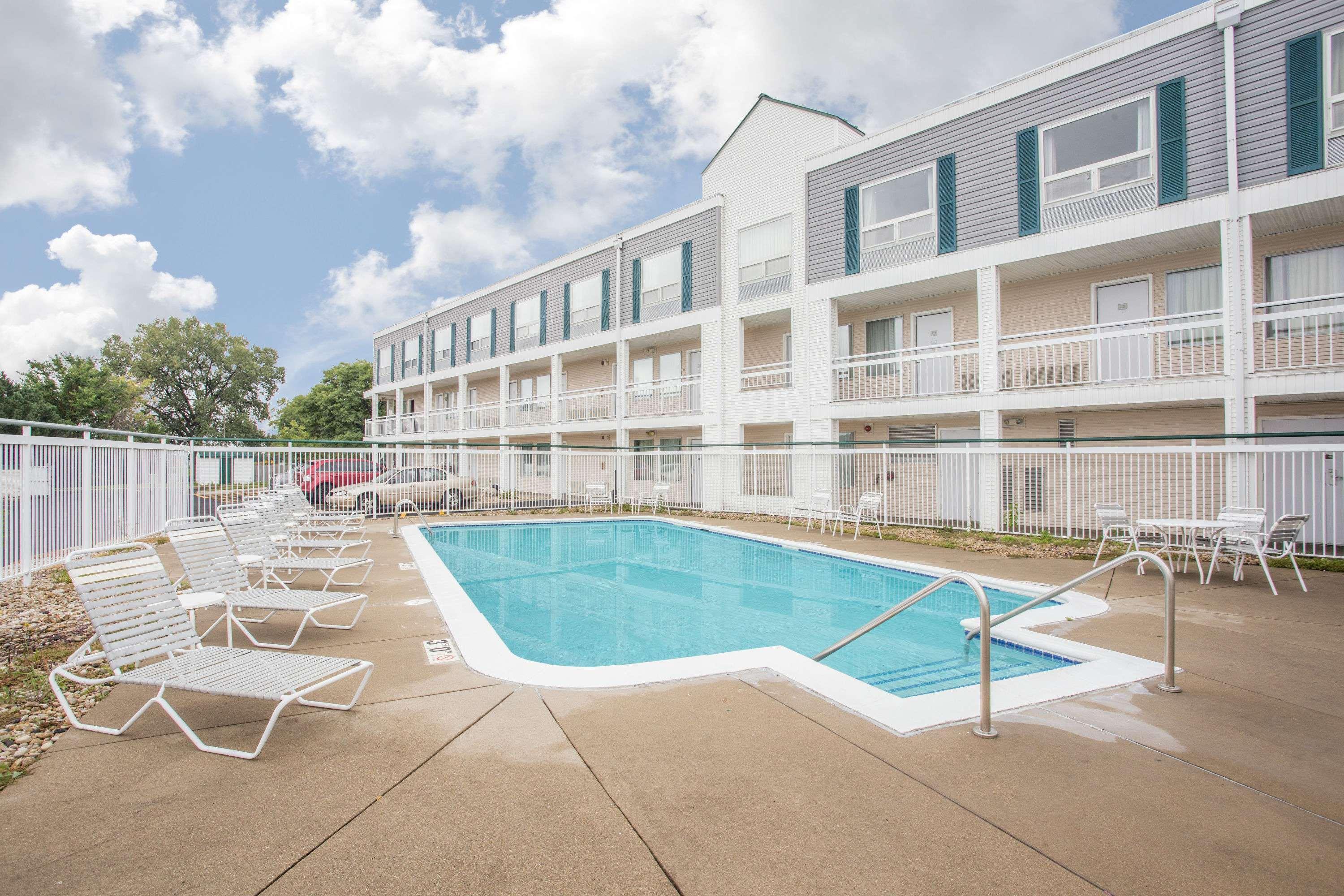 Super 8 By Wyndham Madison East Hotel Bagian luar foto