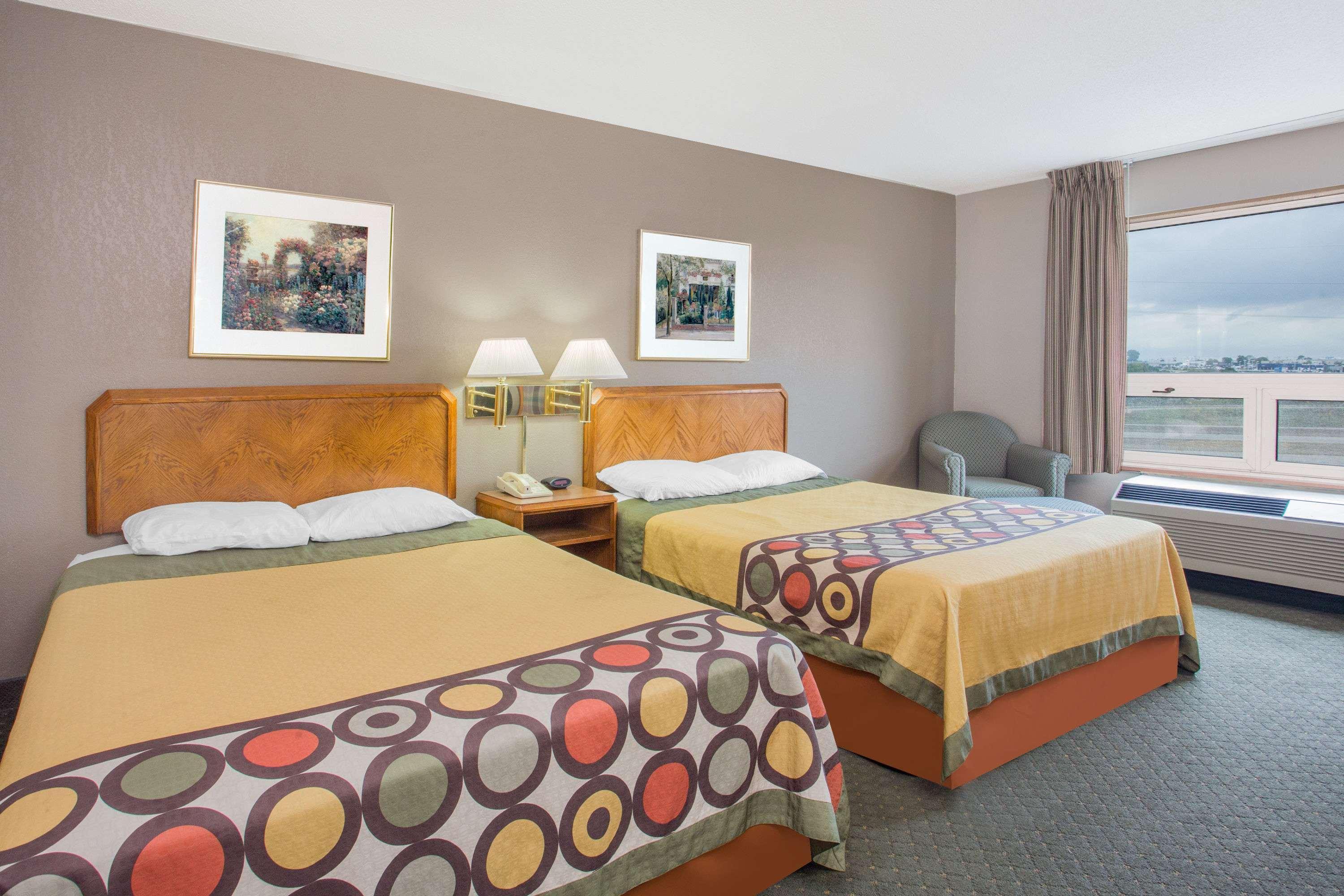 Super 8 By Wyndham Madison East Hotel Bagian luar foto