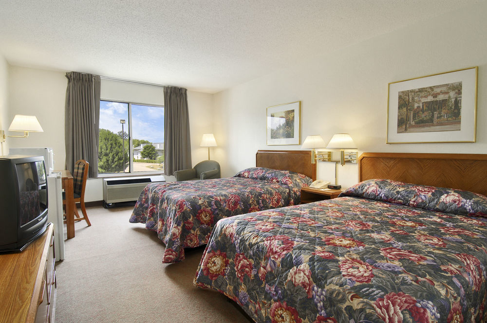 Super 8 By Wyndham Madison East Hotel Bagian luar foto