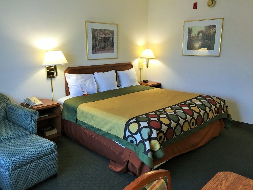 Super 8 By Wyndham Madison East Hotel Bagian luar foto