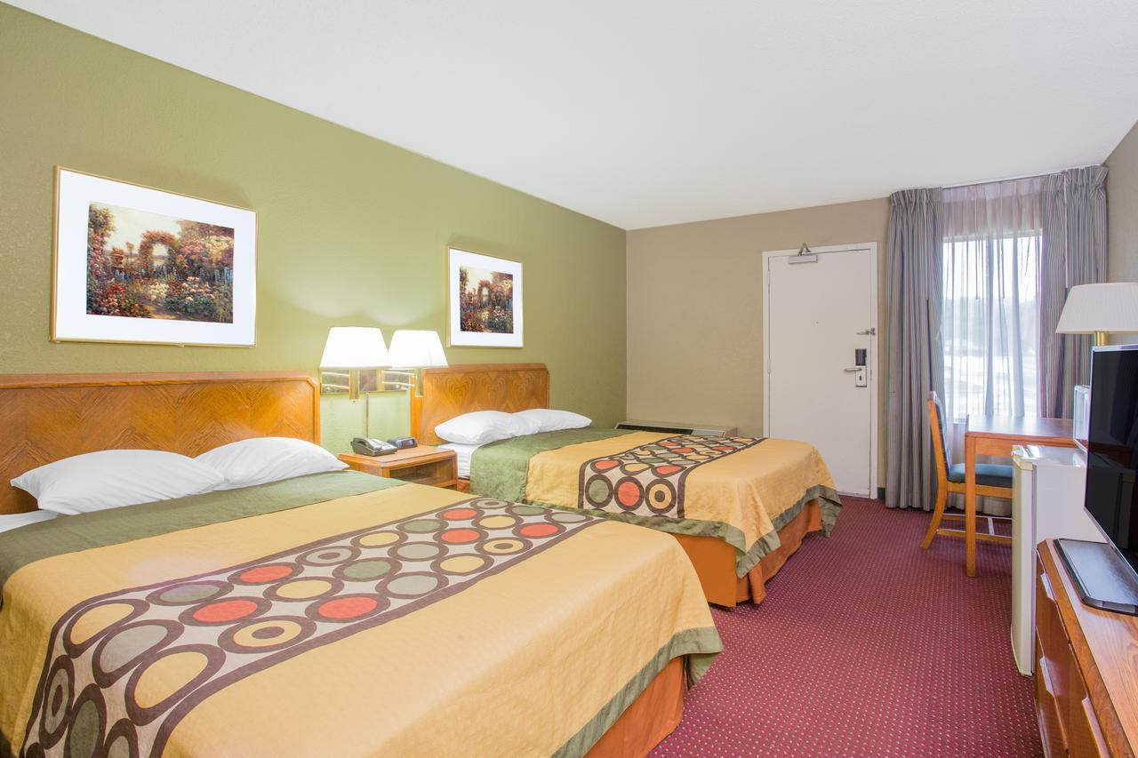 Super 8 By Wyndham Madison East Hotel Bagian luar foto