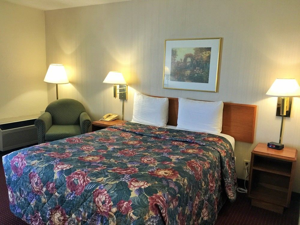 Super 8 By Wyndham Madison East Hotel Bagian luar foto