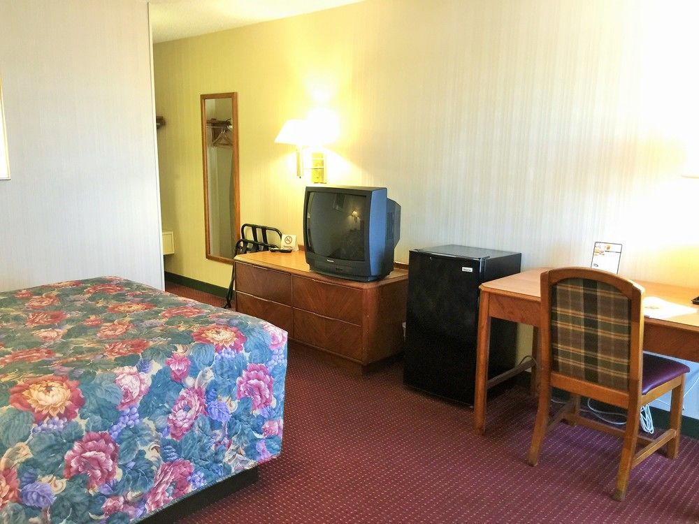 Super 8 By Wyndham Madison East Hotel Bagian luar foto