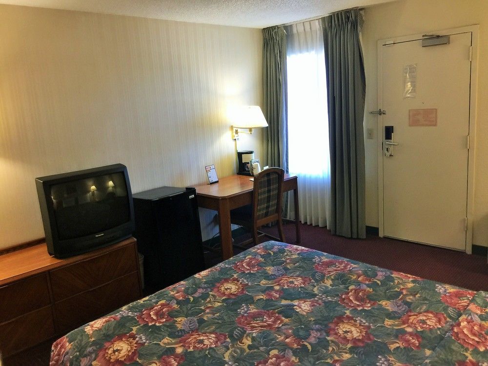 Super 8 By Wyndham Madison East Hotel Bagian luar foto