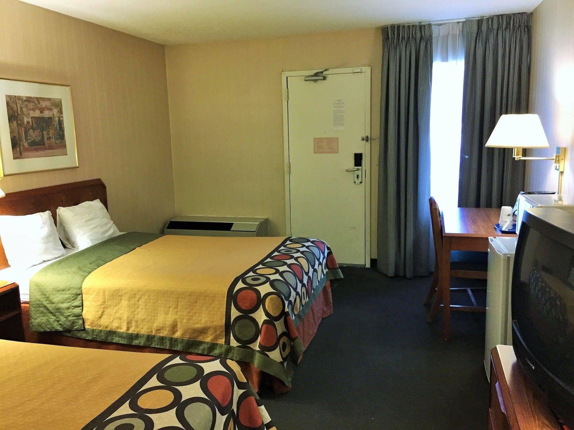 Super 8 By Wyndham Madison East Hotel Bagian luar foto