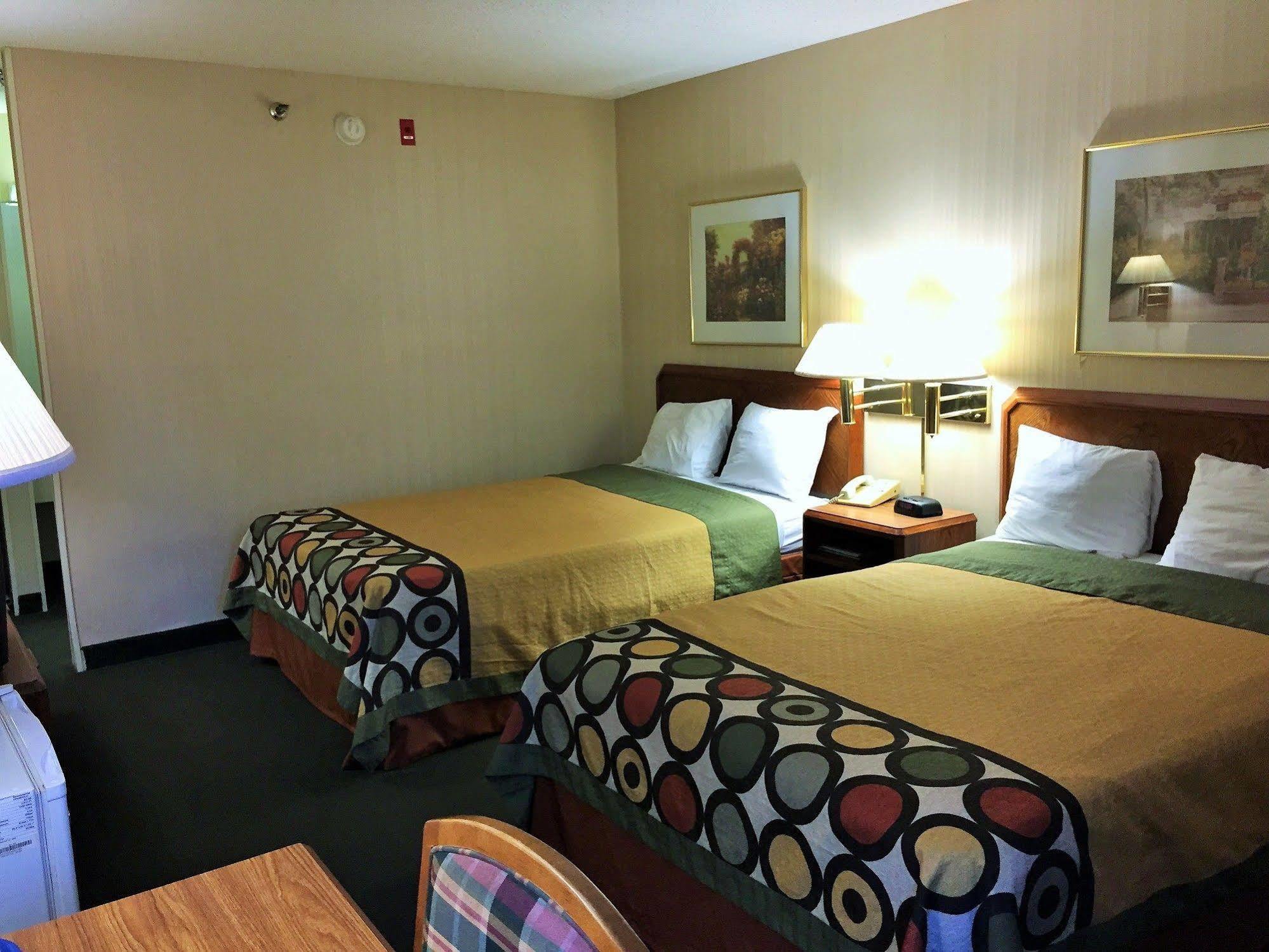 Super 8 By Wyndham Madison East Hotel Bagian luar foto