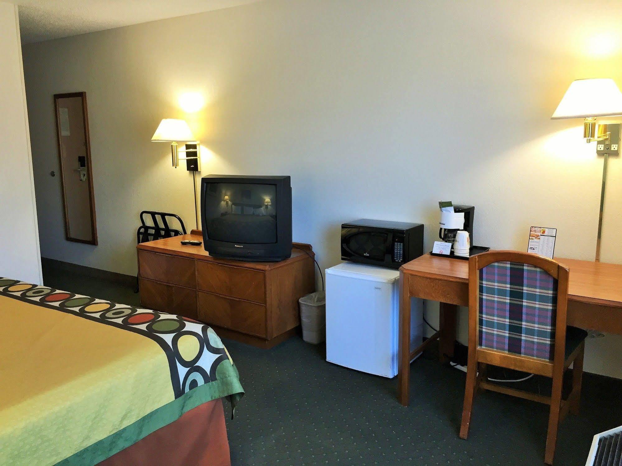 Super 8 By Wyndham Madison East Hotel Bagian luar foto
