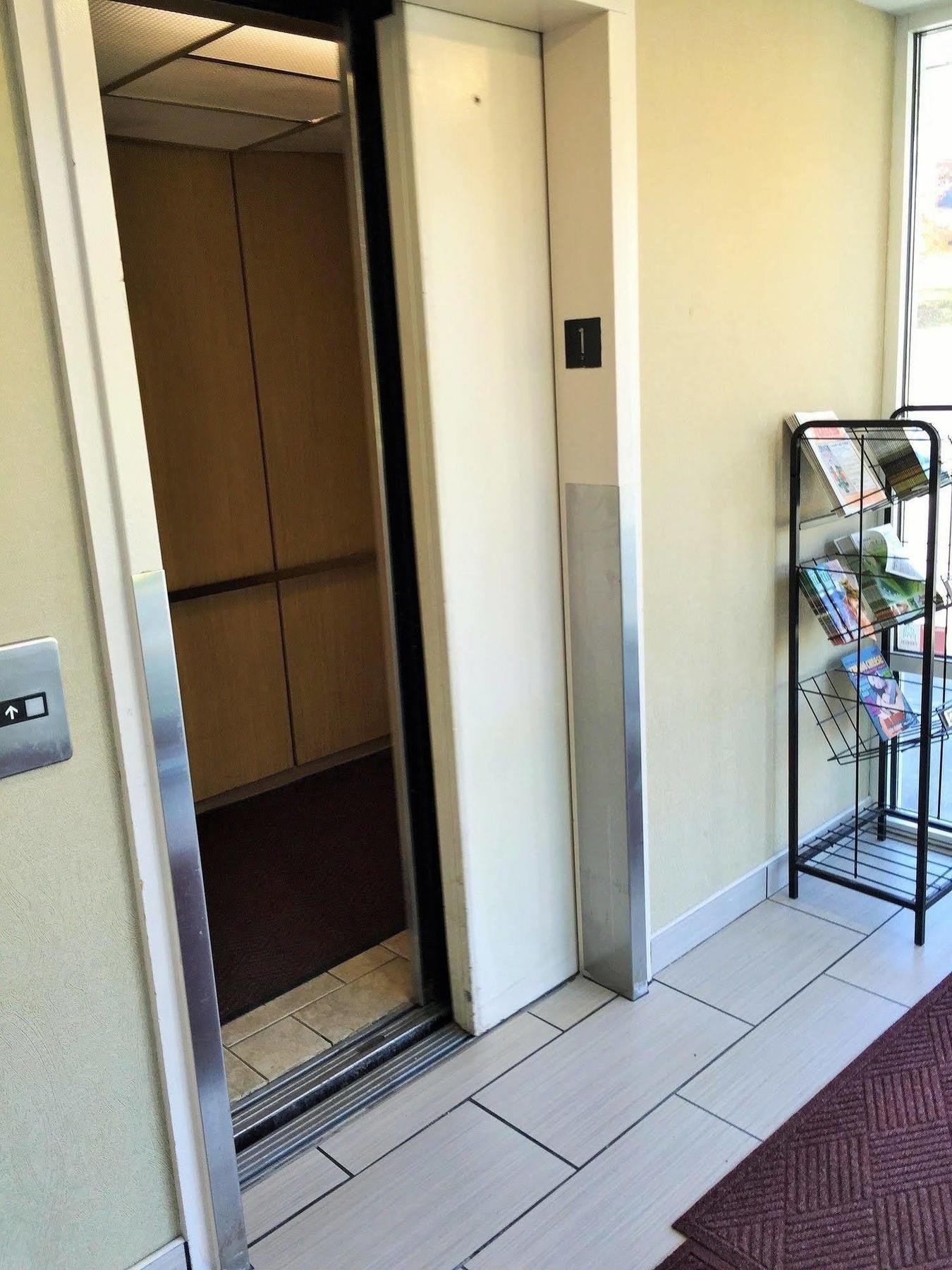 Super 8 By Wyndham Madison East Hotel Bagian luar foto