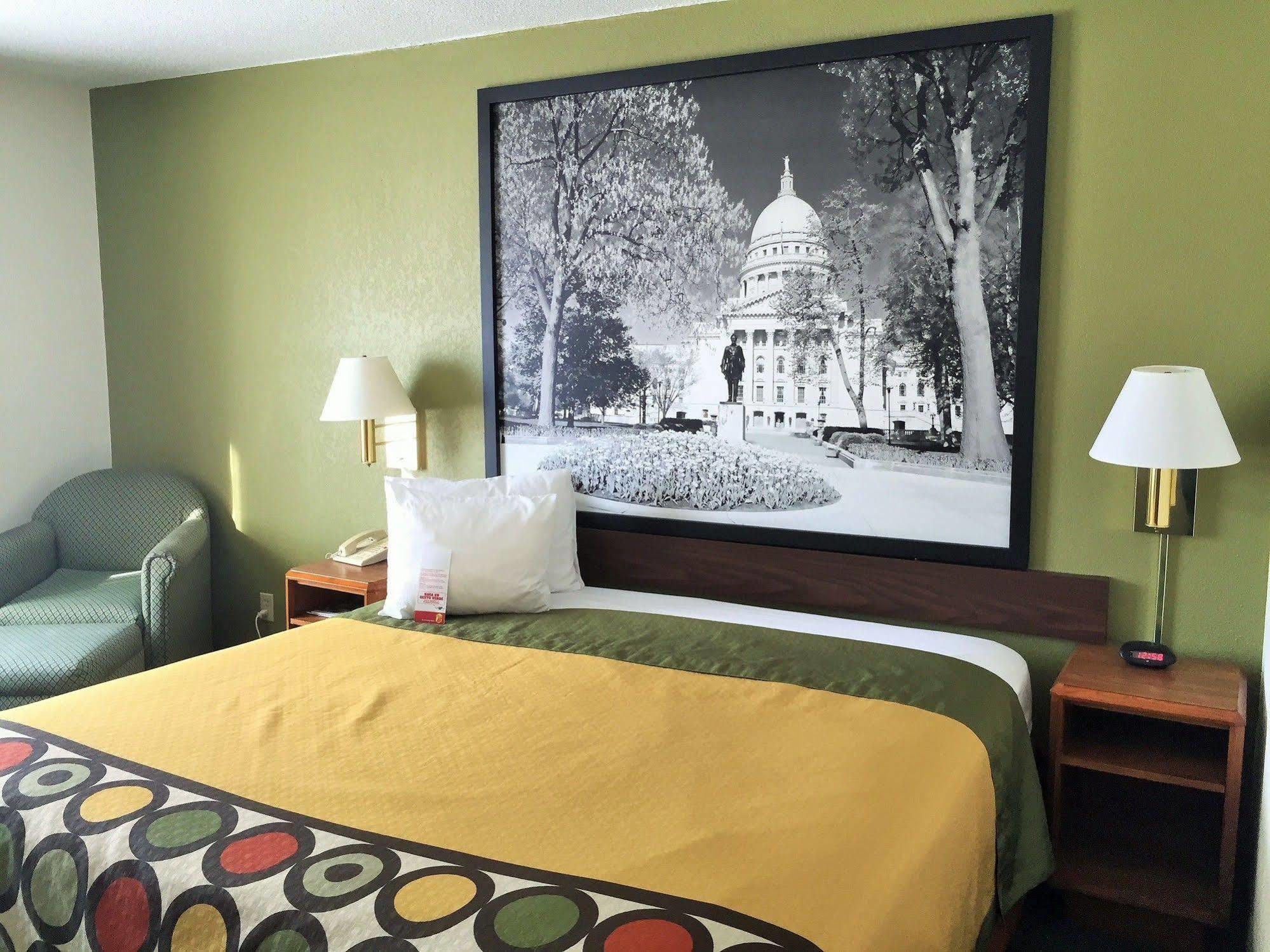 Super 8 By Wyndham Madison East Hotel Bagian luar foto