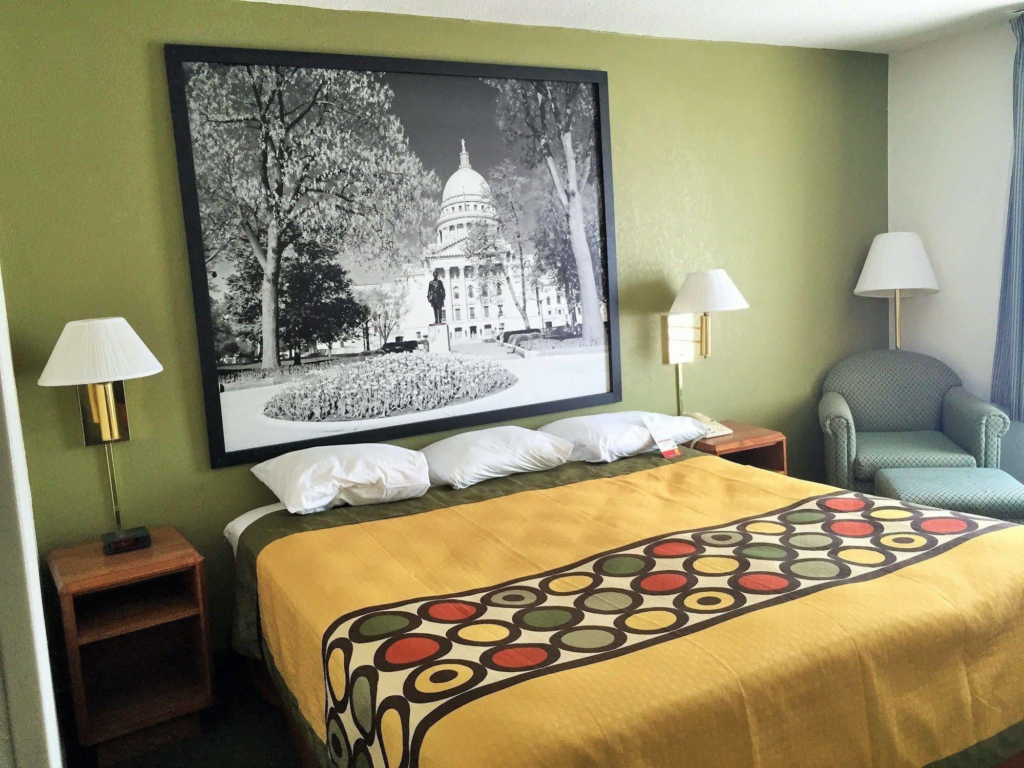 Super 8 By Wyndham Madison East Hotel Bagian luar foto