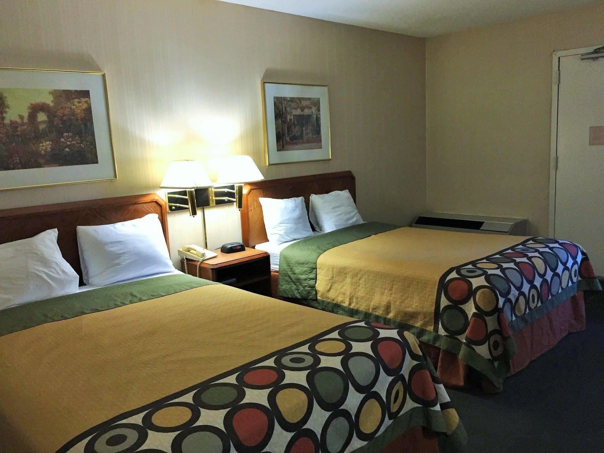 Super 8 By Wyndham Madison East Hotel Bagian luar foto