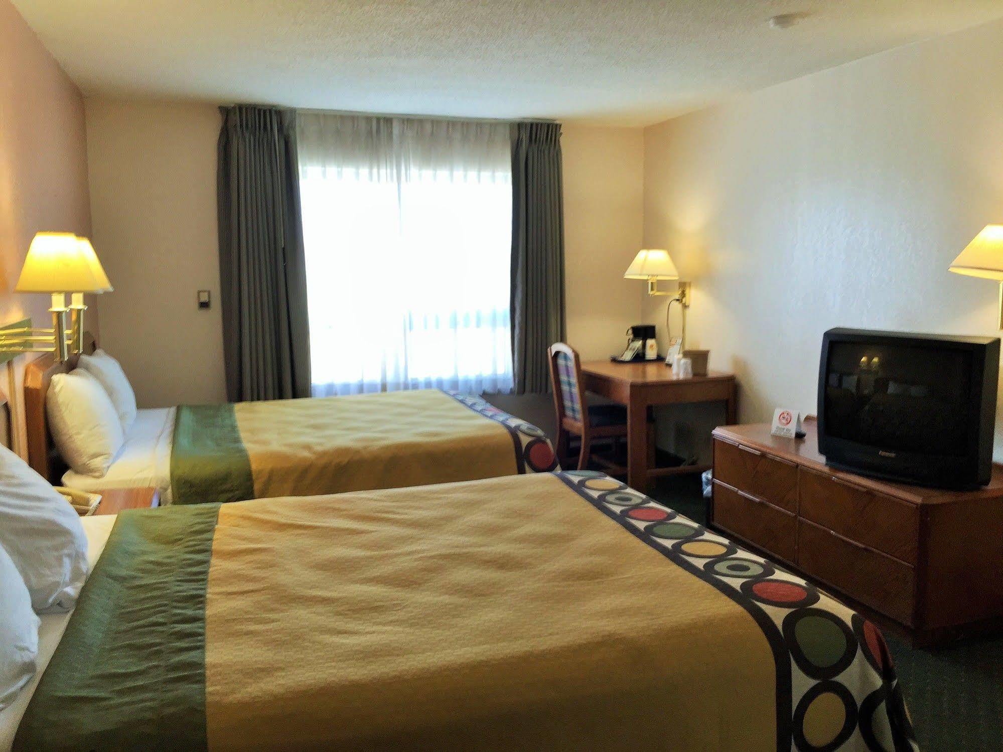 Super 8 By Wyndham Madison East Hotel Bagian luar foto