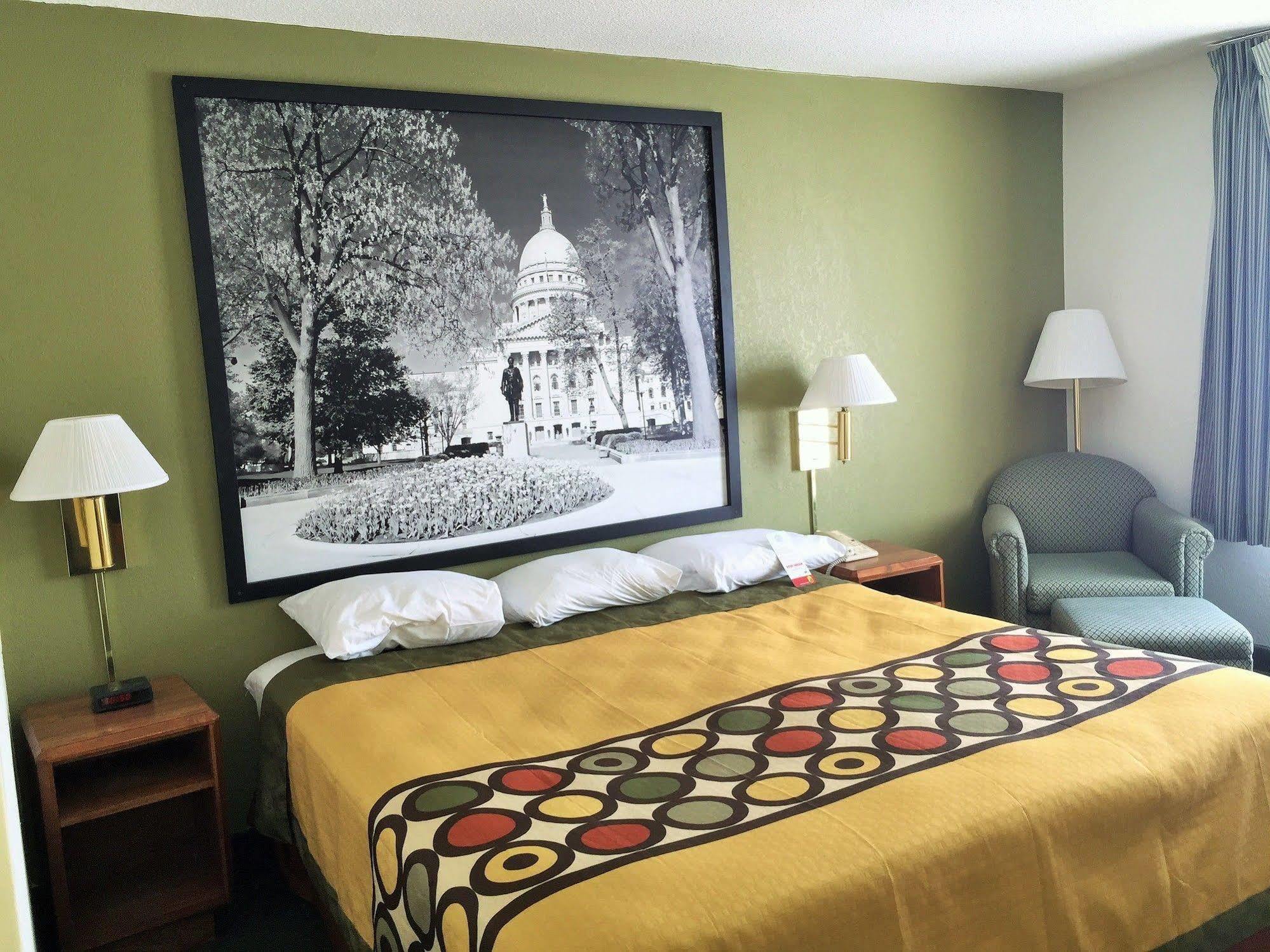 Super 8 By Wyndham Madison East Hotel Bagian luar foto