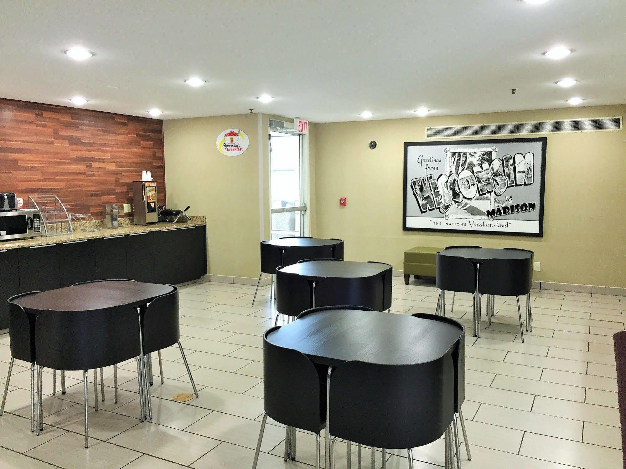 Super 8 By Wyndham Madison East Hotel Bagian luar foto