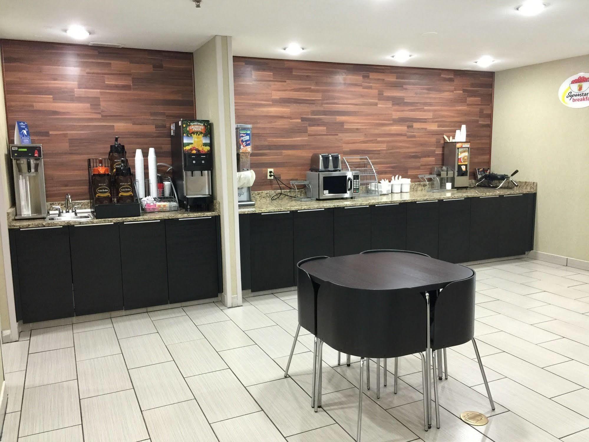 Super 8 By Wyndham Madison East Hotel Bagian luar foto