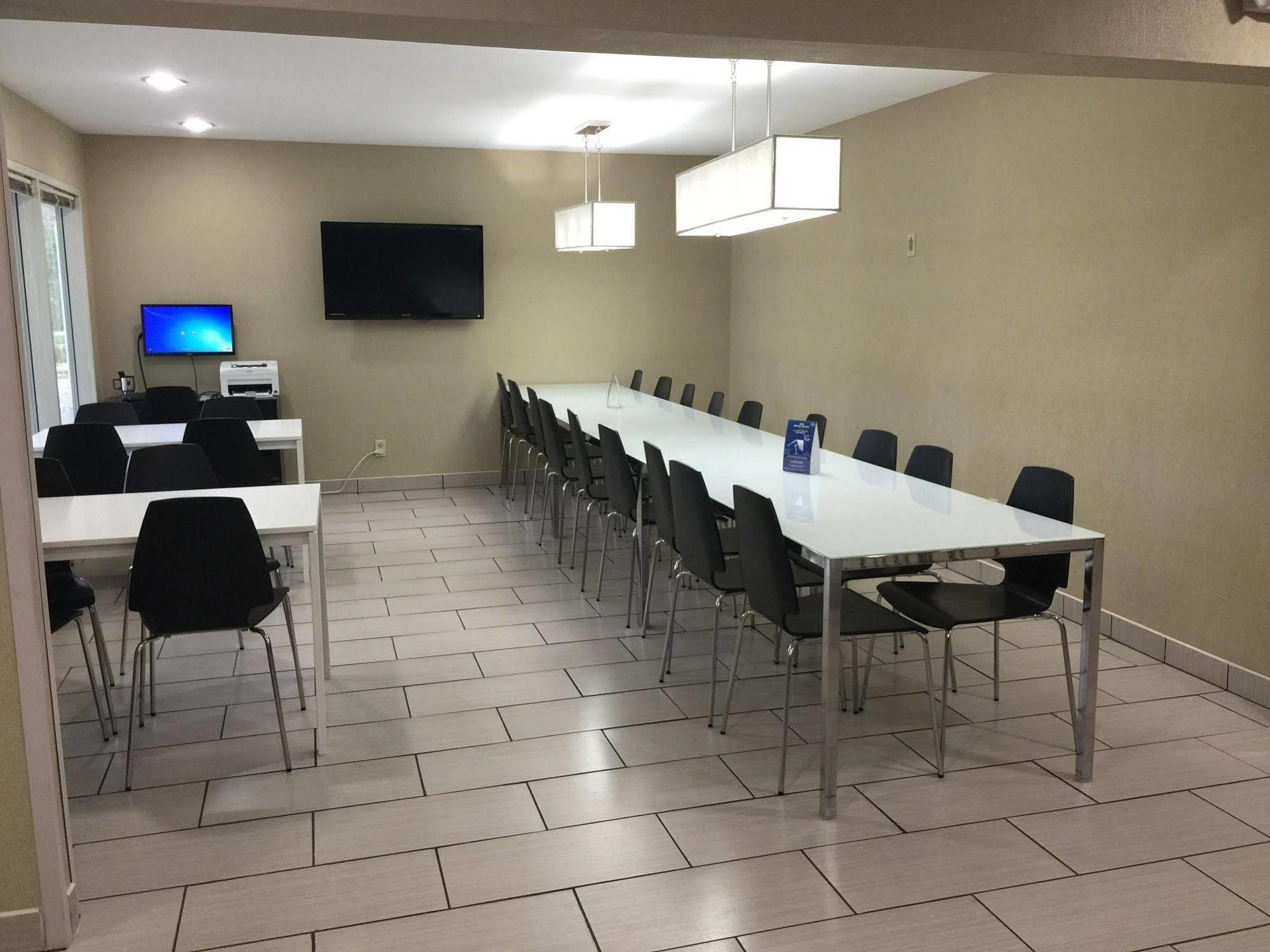 Super 8 By Wyndham Madison East Hotel Bagian luar foto