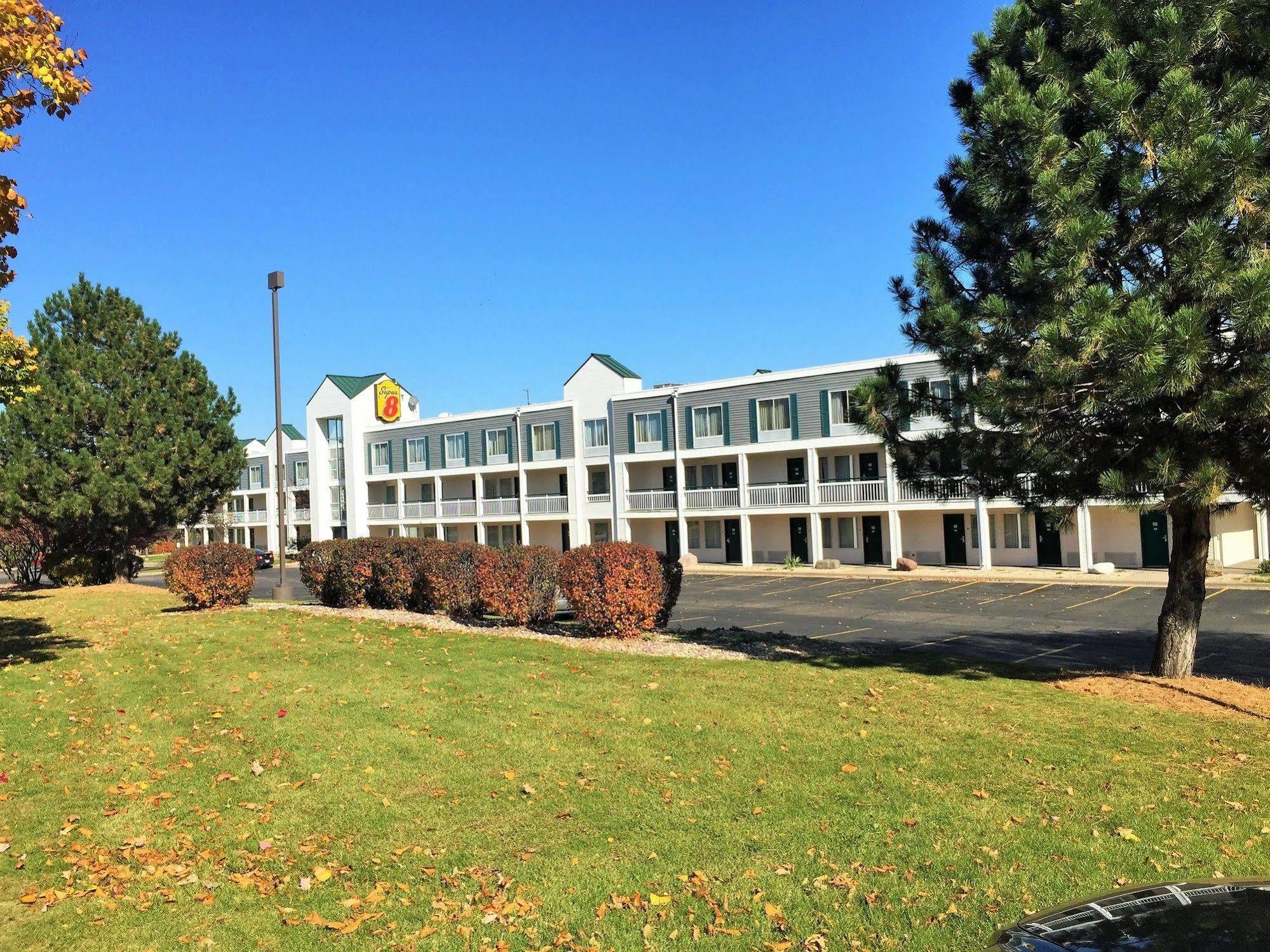 Super 8 By Wyndham Madison East Hotel Bagian luar foto